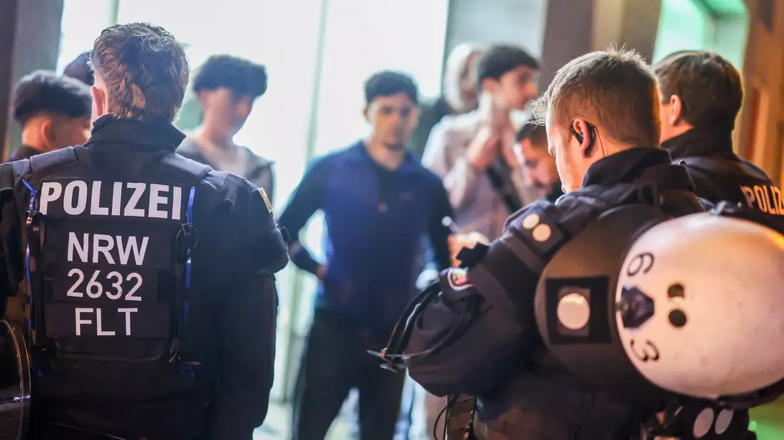 In Marl wurden Einsatzkräfte von Polizei, Feuerwehr und auch der Bürgermeister zur Zielscheibe. - Bild: Christoph Reichwein/dpa