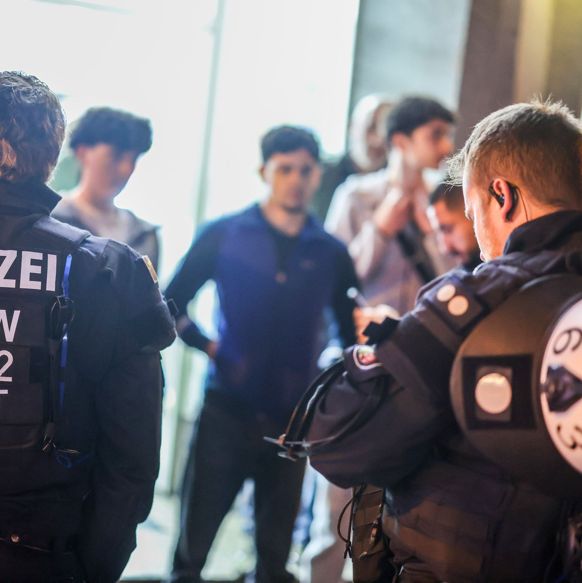 In Marl wurden Einsatzkräfte von Polizei, Feuerwehr und auch der Bürgermeister zur Zielscheibe. - Foto: Christoph Reichwein/dpa