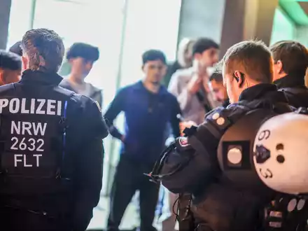 In Marl wurden Einsatzkräfte von Polizei, Feuerwehr und auch der Bürgermeister zur Zielscheibe. - Foto: Christoph Reichwein/dpa