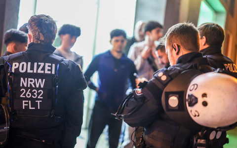 In Marl wurden Einsatzkräfte von Polizei, Feuerwehr und auch der Bürgermeister zur Zielscheibe. - Foto: Christoph Reichwein/dpa
