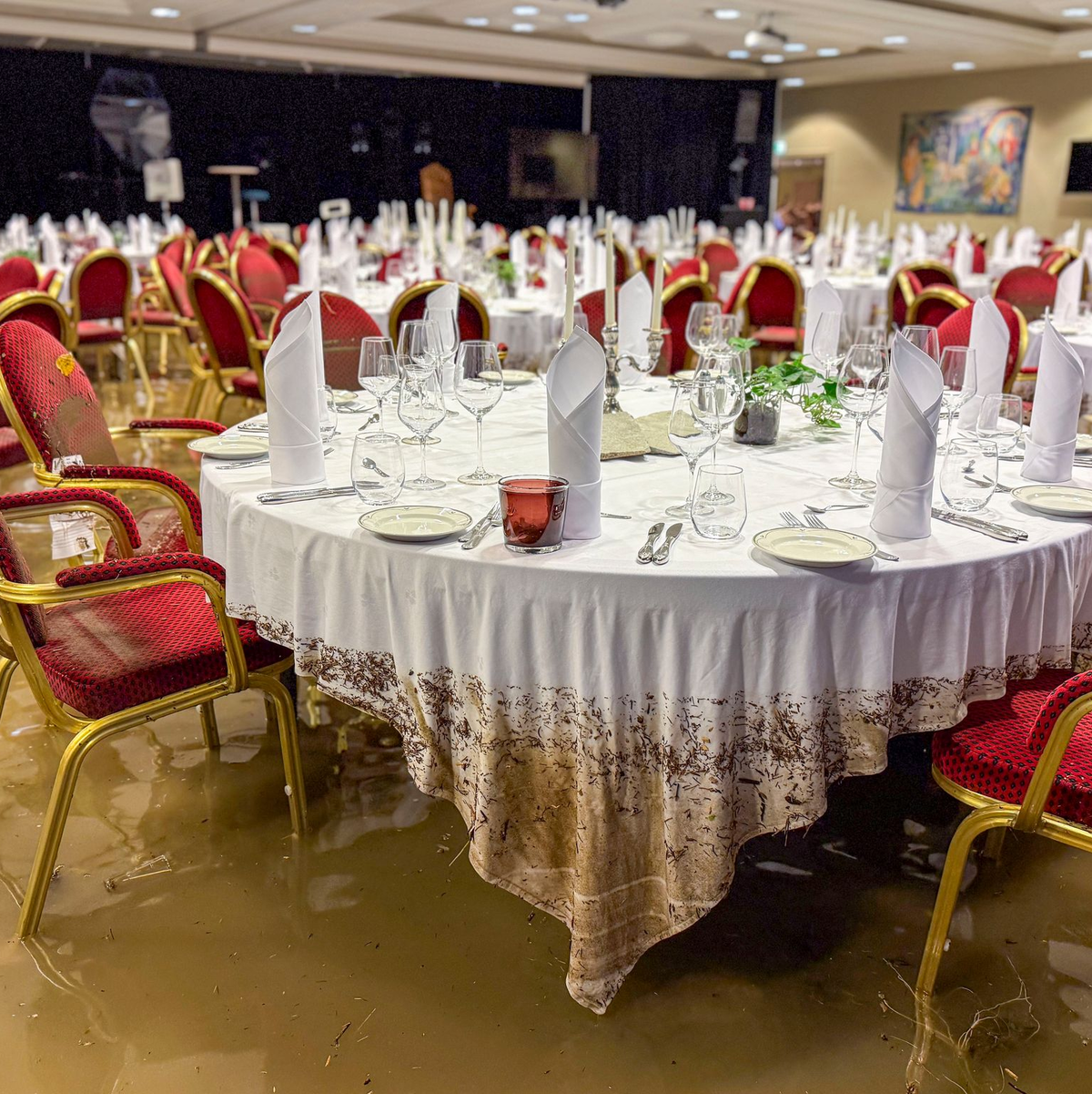 In der Nacht zum Freitag wurde das Hotel Ullensvang in Westnorwegen vom Unwetter überschwemmt. - Foto: Britt Marie Grieg/NTB/dpa