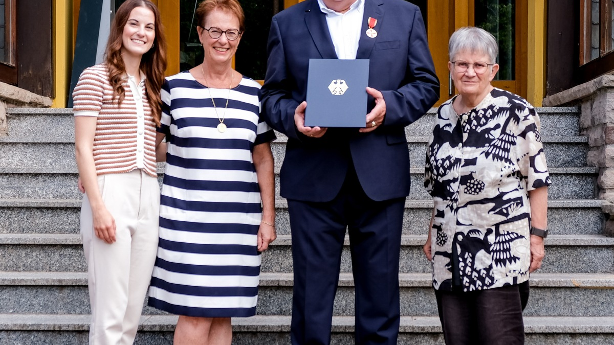 Eine Schule, ein Leben: Bernd Schako zeigt, dass Ehrenamt sich lohnt und erhält das Bundesverdienstkreuz für seine Verdienste am Pädagogium Bad Sachsa - Foto: presseportal.de