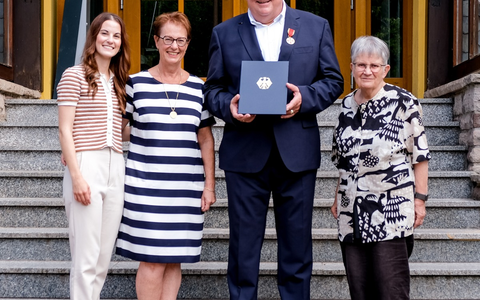 Eine Schule, ein Leben: Bernd Schako zeigt, dass Ehrenamt sich lohnt und erhält das Bundesverdienstkreuz für seine Verdienste am Pädagogium Bad Sachsa - Foto: presseportal.de