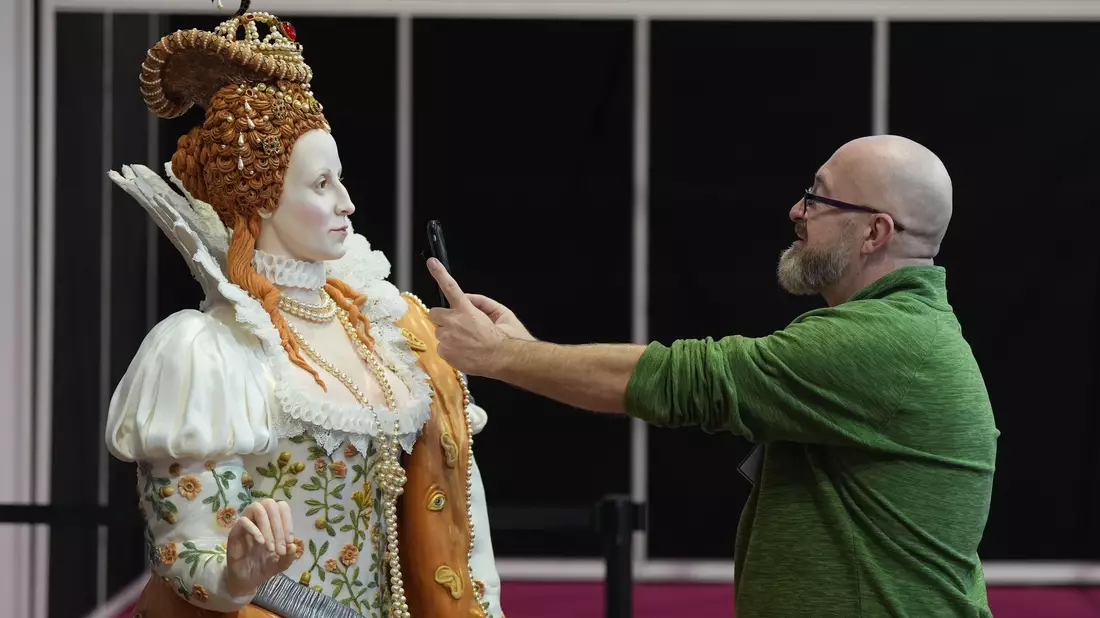 Die Backmesse präsentiert verschiedenste Kunstwerke - darunter einen Kuchen, der Königin Elizabeth I. zeigt. - Bild: Jacob King/PA Wire/dpa