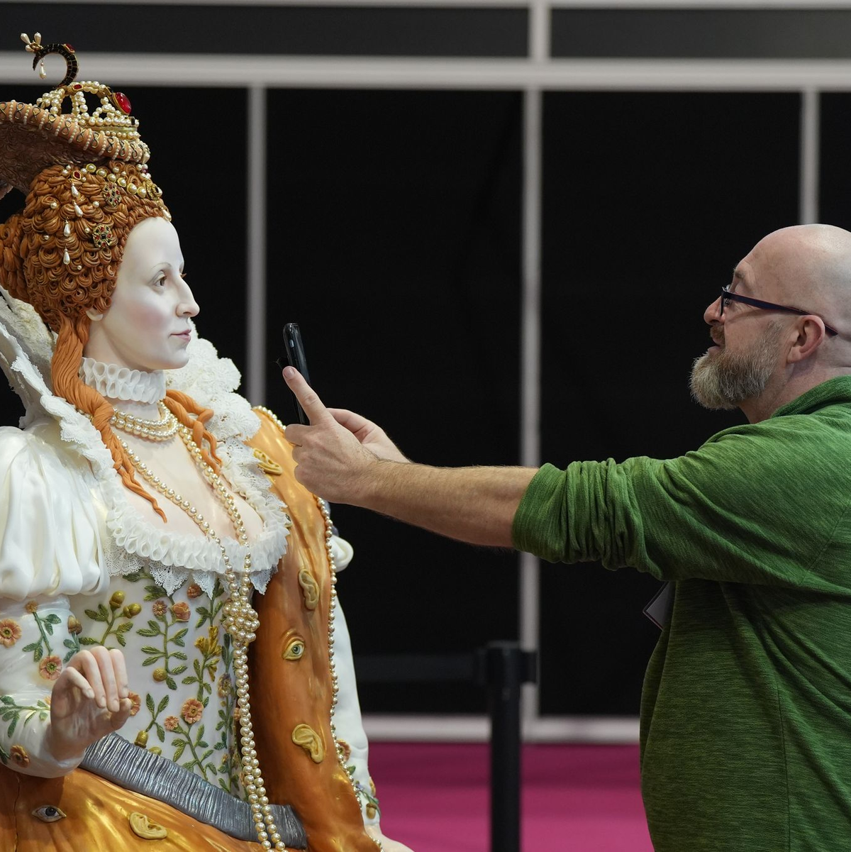Die Backmesse präsentiert verschiedenste Kunstwerke - darunter einen Kuchen, der Königin Elizabeth I. zeigt. - Foto: Jacob King/PA Wire/dpa