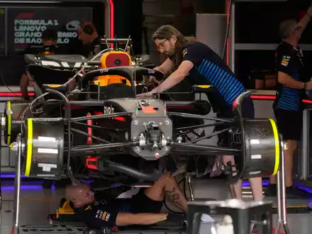 Ein neuer Motor für den Red Bull - dafür gibt es aber eine Strafe.  - Foto: Andre Penner/AP/dpa