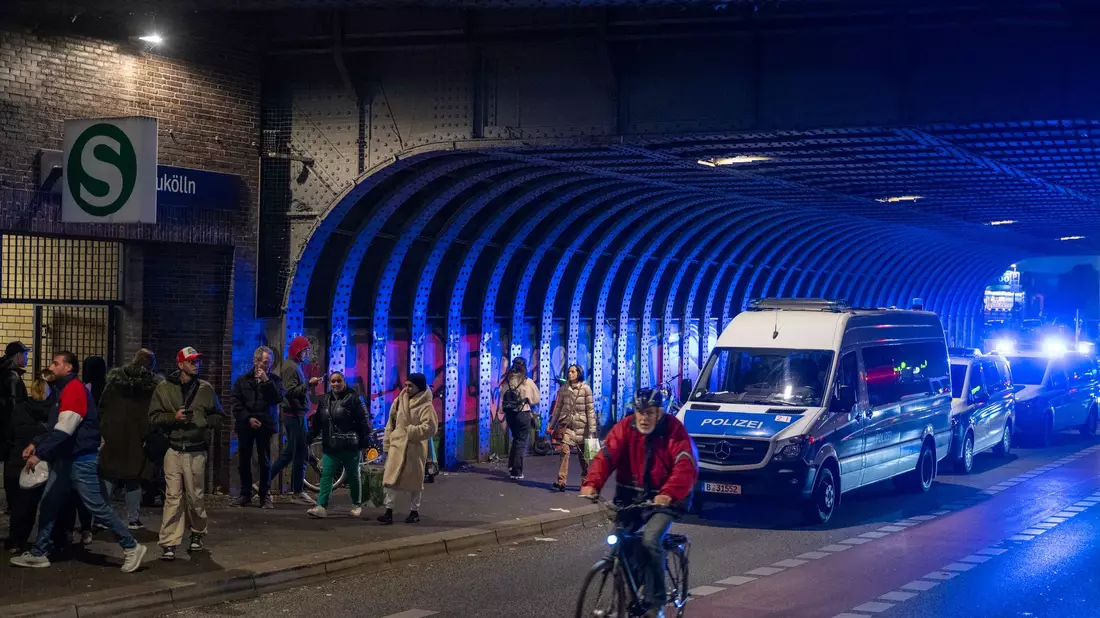 Polizeieinsatz nach Sprengstoff-Fund in Neukölln.  - Bild: Soeren Stache/dpa