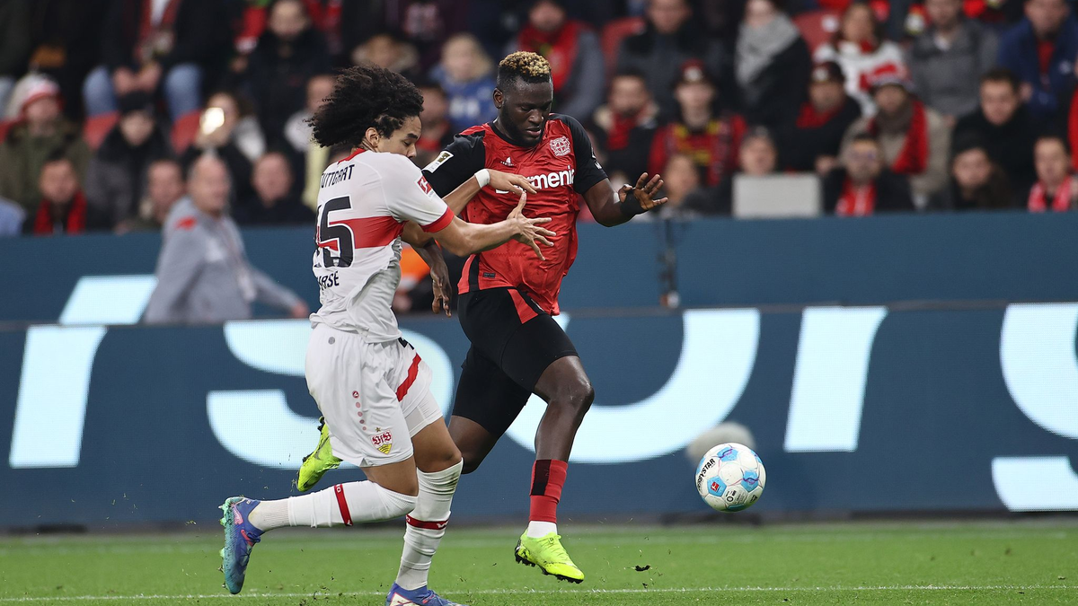 Jeremie Frimpong (l) machte ein starkes Spiel für Bayer Leverkusen. - Foto: Rolf Vennenbernd/dpa
