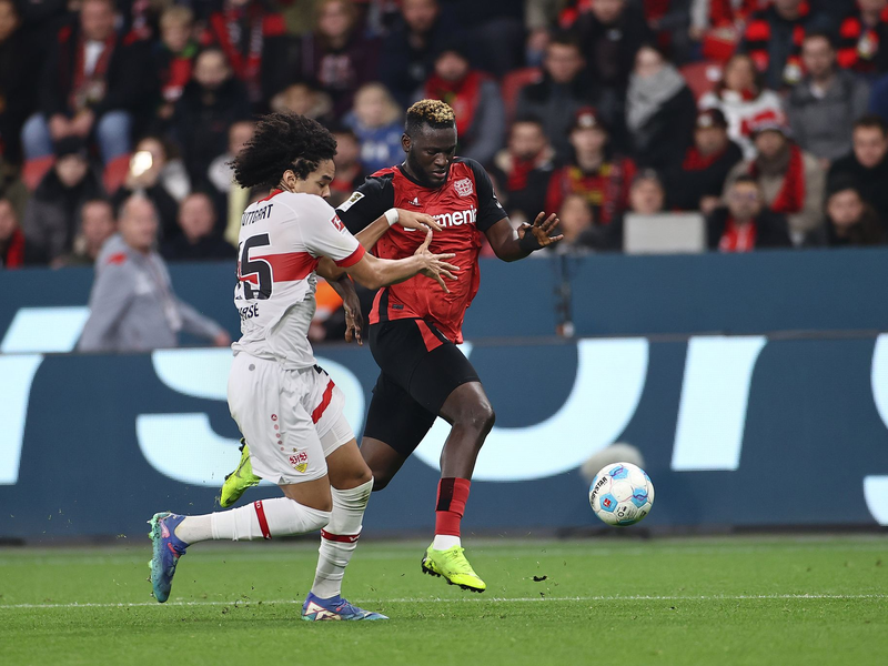 Jeremie Frimpong (l) machte ein starkes Spiel für Bayer Leverkusen. - Foto: Rolf Vennenbernd/dpa