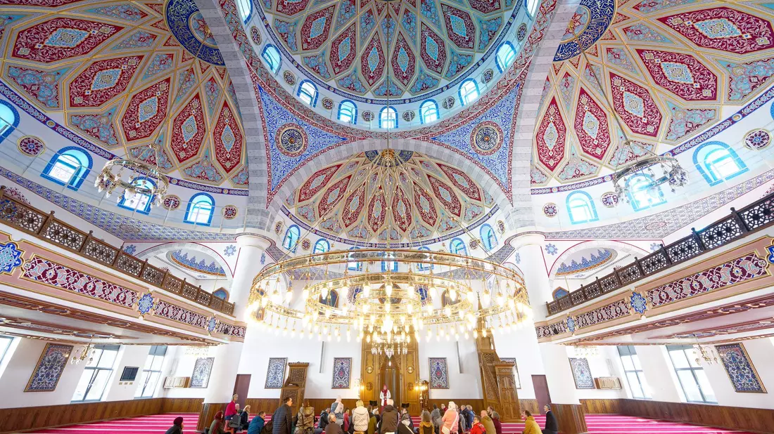 Einmal im Jahr gibt es in Deutschland einen Tag der offenen Moschee - hier in der DITIB-Merkez Moschee in Duisburg Marxloh. (Archivfoto) - Bild: Henning Kaiser/dpa