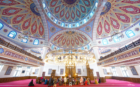 Einmal im Jahr gibt es in Deutschland einen Tag der offenen Moschee - hier in der DITIB-Merkez Moschee in Duisburg Marxloh. (Archivfoto) - Foto: Henning Kaiser/dpa