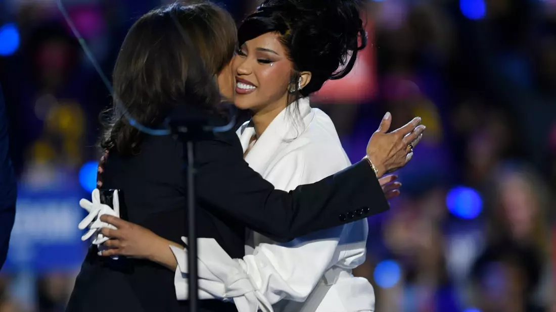 Umarmung von US-Rapperin Cardi B - im Wahlkampf setzt Harris stark auf Unterstützung aus der Künstlerszene. - Bild: Paul Beaty/AP/dpa