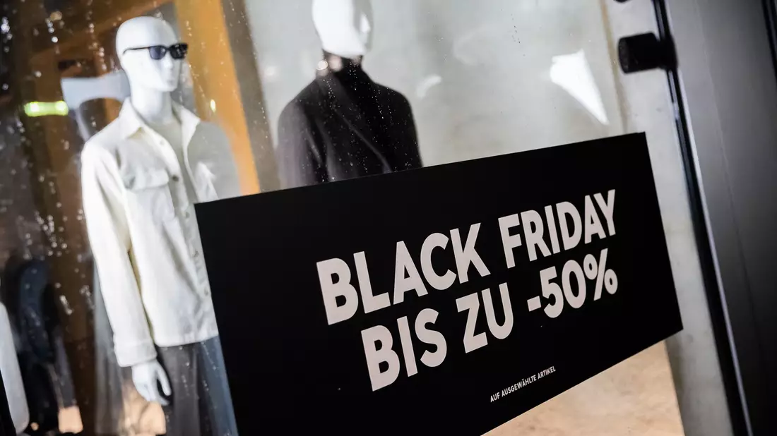 Mehr als 80 Prozent der Menschen in Deutschland wollen die Rabattaktionen rund um den Black Friday nutzen und auf Schnäppchenjagd gehen. - Bild: Christoph Soeder/dpa