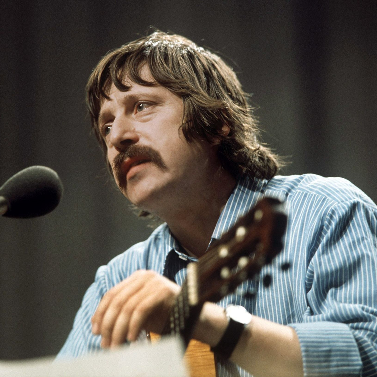 Bei seinem berühmten Auftritt am 13. November 1976 in Köln war Liedermacher Wolf Biermann knapp 40 Jahre alt.  - Foto: Hans Bertram/dpa