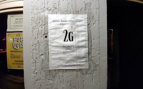 2G Hinweis an einer Bar (Archiv) - Foto: über dts Nachrichtenagentur