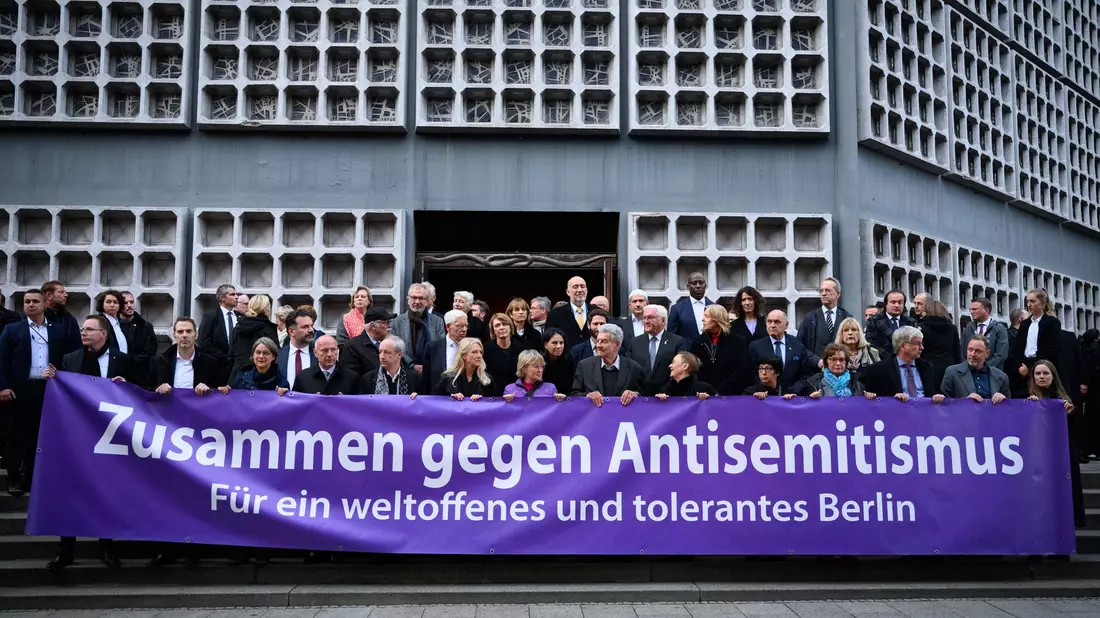 SPD, Grüne, FDP und Union hatten sich im November nach langen, strittigen Verhandlungen auf einen Text für einen Antrag zur Ächtung und Bekämpfung von Antisemitismus geeinigt. Experten und einige Oppositionspolitiker störten sich vor allem an der darin verwendeten Definition von Antisemitismus. (Archivbild) - Bild: Bernd von Jutrczenka/dpa