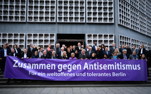 SPD, Grüne, FDP und Union hatten sich im November nach langen, strittigen Verhandlungen auf einen Text für einen Antrag zur Ächtung und Bekämpfung von Antisemitismus geeinigt. Experten und einige Oppositionspolitiker störten sich vor allem an der darin verwendeten Definition von Antisemitismus. (Archivbild) - Foto: Bernd von Jutrczenka/dpa