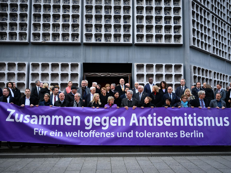 SPD, Grüne, FDP und Union hatten sich im November nach langen, strittigen Verhandlungen auf einen Text für einen Antrag zur Ächtung und Bekämpfung von Antisemitismus geeinigt. Experten und einige Oppositionspolitiker störten sich vor allem an der darin verwendeten Definition von Antisemitismus. (Archivbild) - Foto: Bernd von Jutrczenka/dpa