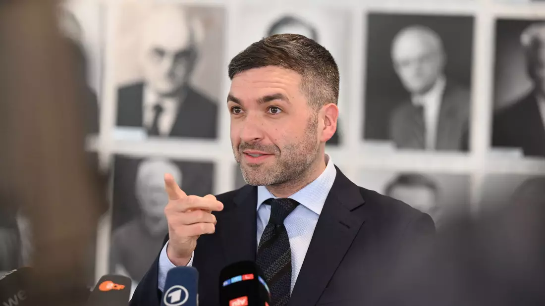 Der stellvertretende FDP-Fraktionsvorsitzende, Konstantin Kuhle, war an den Verhandlungen über den Antragstext beteiligt. Nach Auskunft von Teilnehmern der Gespräche gab es zwischenzeitlich erhebliche Meinungsverschiedenheiten. (Archivbild)  - Bild: Uli Deck/dpa