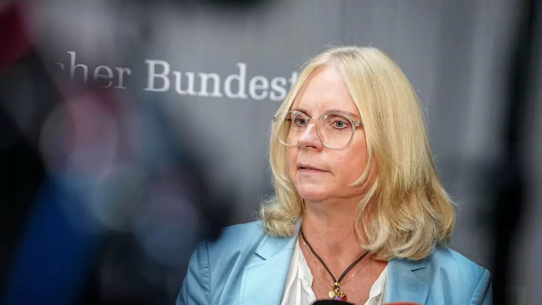 Die stellvertretende Vorsitzende der Unionsfraktion, Andrea Lindholz (CSU), hatte im Juni gesagt «Angesichts von massenhaftem Antisemitismus und Kalifats-Demos auf deutschen Straßen muss jede antisemitische und antidemokratische Straftat regelmäßig zu einer Ausweisung führen.» (Archivbild) - Bild: Kay Nietfeld/dpa