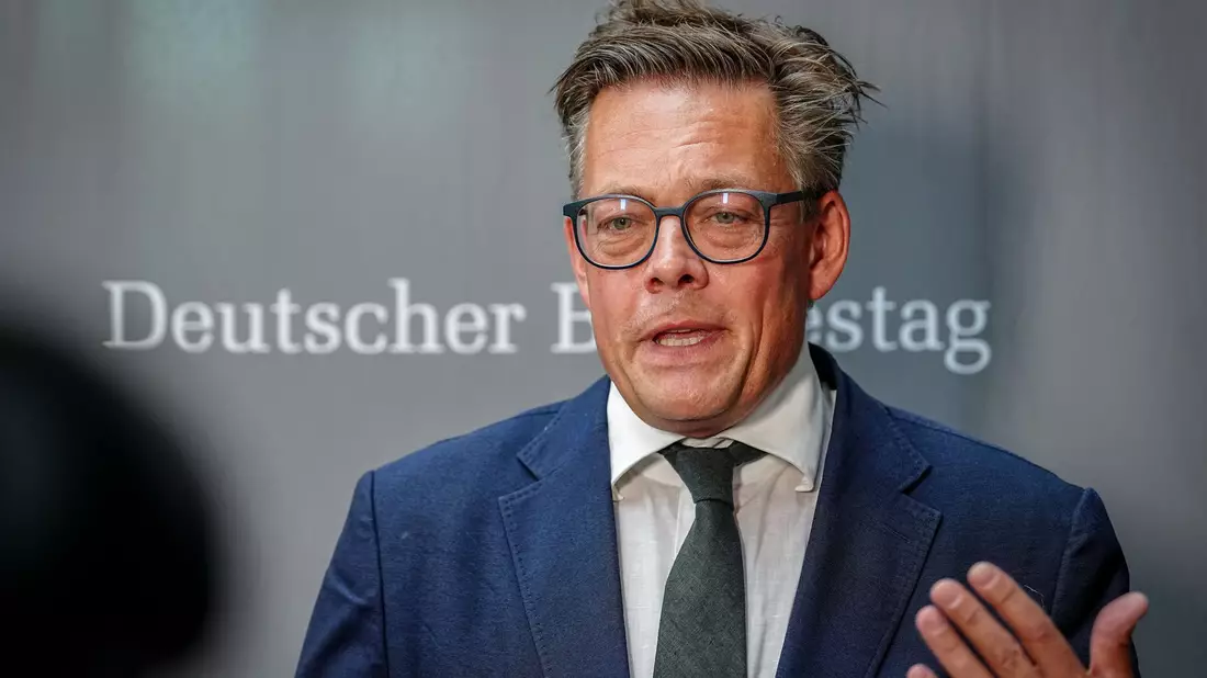 Konstantin von Notz hält eine Debatte über Vorratsdatenspeicherung aktuell für falsch. (Archivbild) - Bild: Kay Nietfeld/dpa