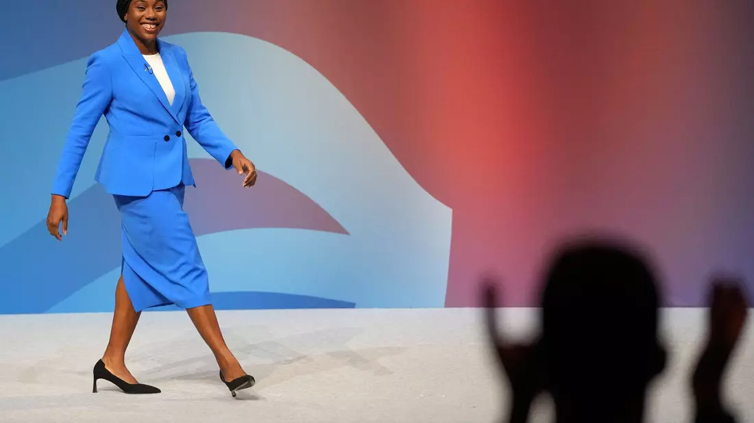 Kemi Badenoch gilt als Liebling der Parteibasis. (Archivbild) - Bild: Kin Cheung/AP/dpa