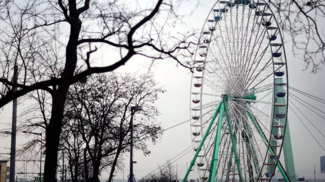 Nach einem Stromausfall läuft die Deutzer Kirmes in Köln wieder. (Archivbild) - Bild: Marius Becker/dpa