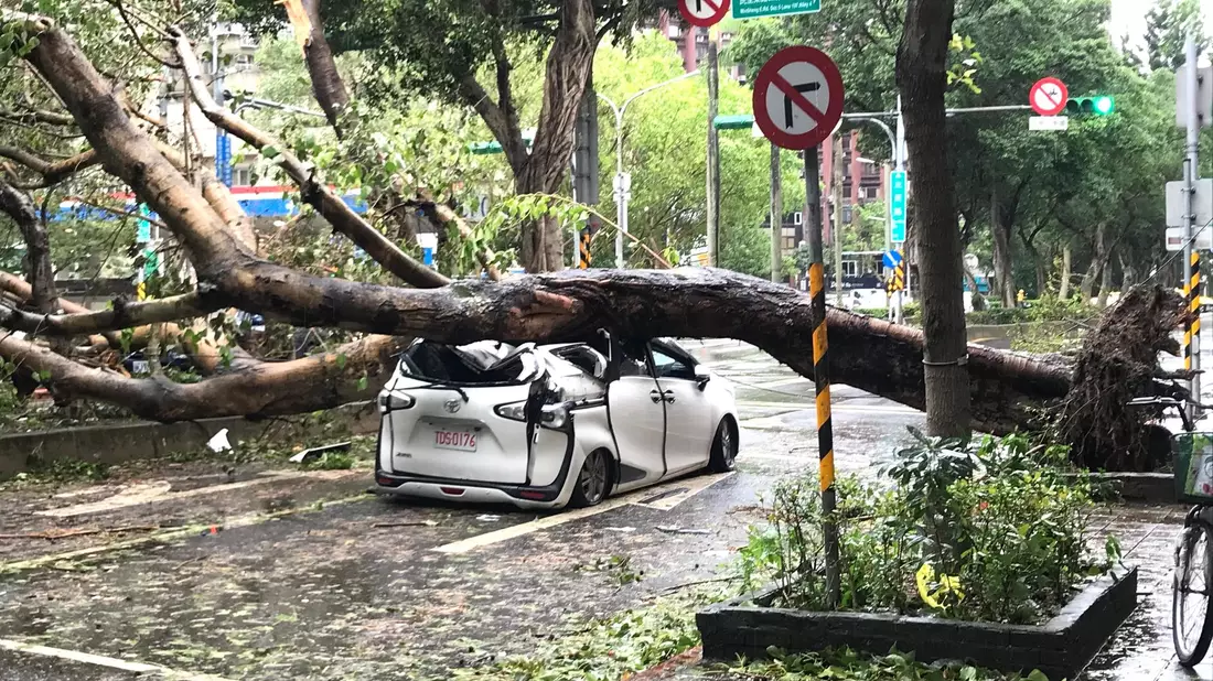 In Taiwan hat der Taifun «Kong-rey» für Verwüstung gesorgt. - Bild: Yu-Tzu Chiu/dpa