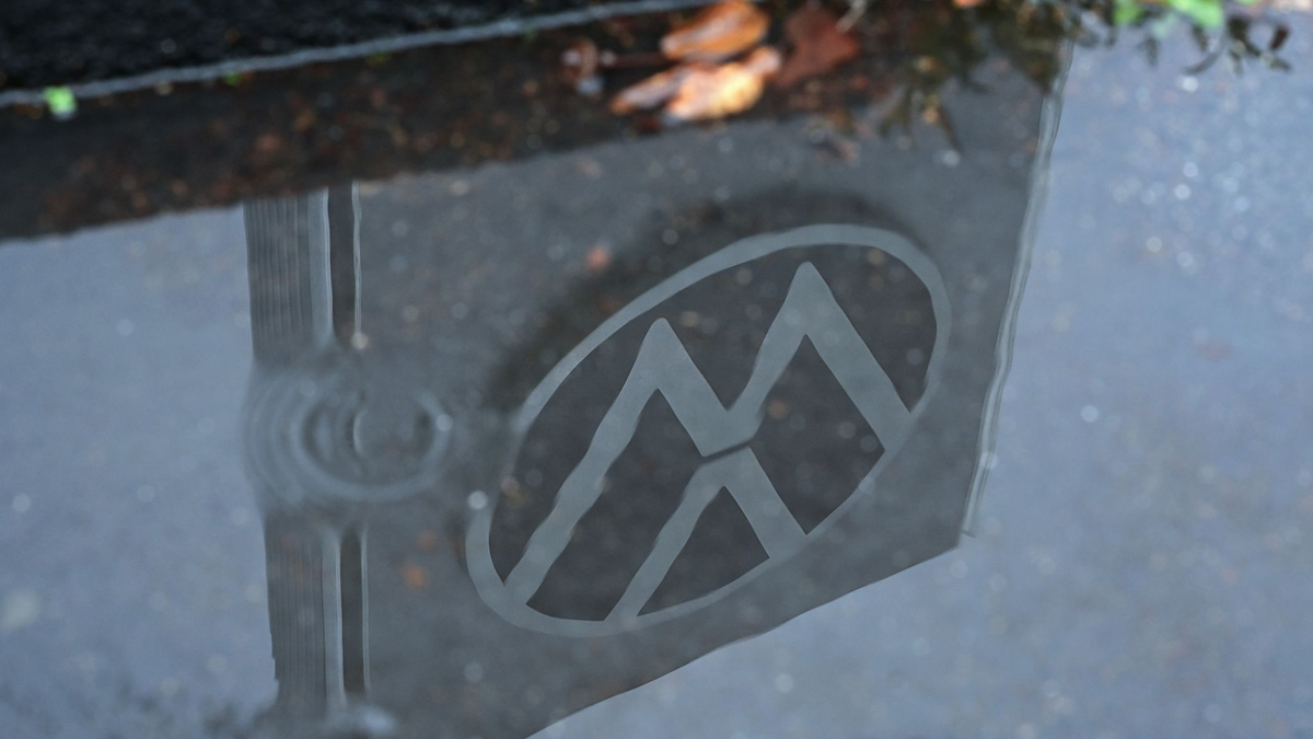 Im Zuge der Sparmaßnahmen will das VW-Management auch Jubiläumsgratifikationen für Beschäftigte streichen. (Archivfoto) - Foto: Uwe Zucchi/dpa