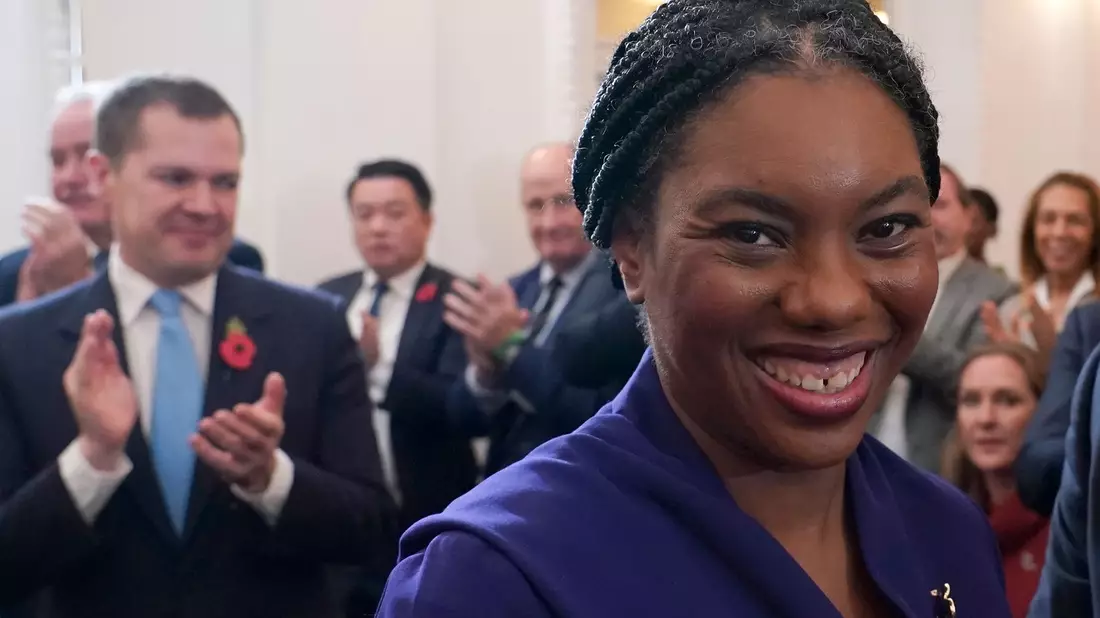 Kemi Badenoch strahlte, nachdem das Wahlergebnis verkündet wurde. - Bild: Alberto Pezzali/AP/dpa