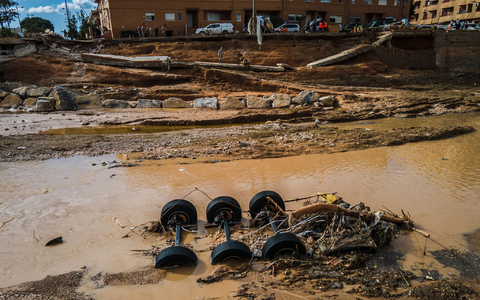 Schlammassen überzogen fast alle Dörfer nahe Valencia.  - Foto: Angel Garcia/AP/dpa