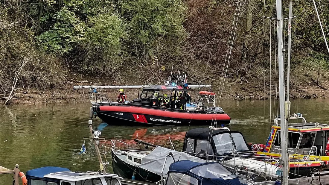 FW-NE: Segelboot festgefahren | Feuerwehr schleppt Havaristen in den Sporthafen - Bild: presseportal.de