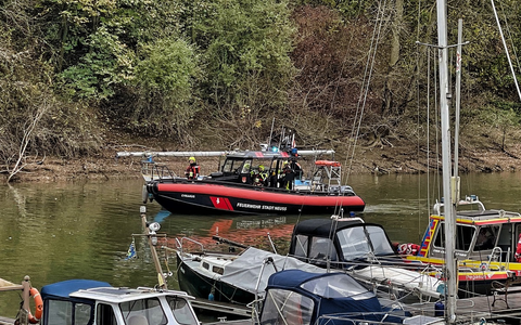 FW-NE: Segelboot festgefahren | Feuerwehr schleppt Havaristen in den Sporthafen - Foto: presseportal.de