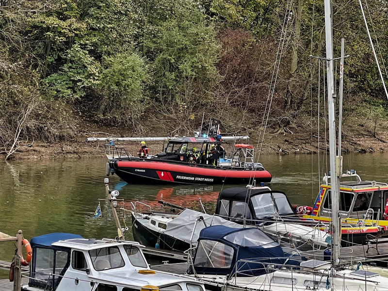 FW-NE: Segelboot festgefahren | Feuerwehr schleppt Havaristen in den Sporthafen - Foto: presseportal.de