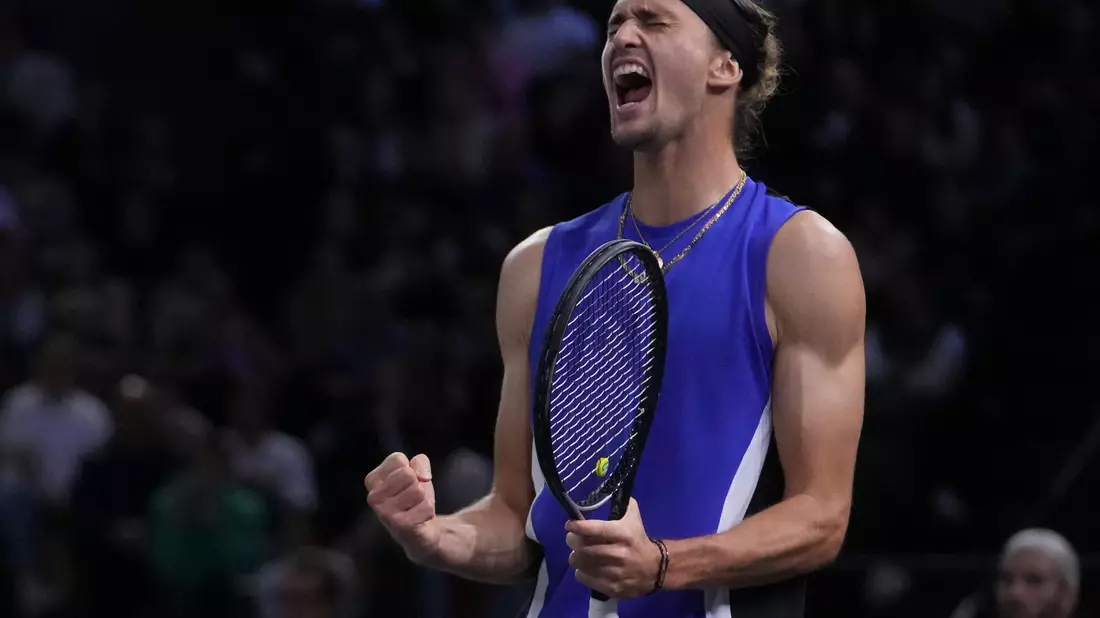 Alexander Zverev im Moment des Triumphs beim Turnier in Paris. - Bild: Thibault Camus/AP/dpa
