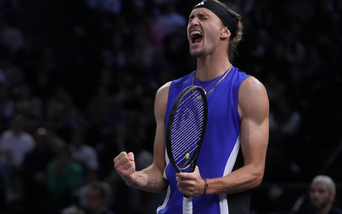 Alexander Zverev im Moment des Triumphs beim Turnier in Paris. - Foto: Thibault Camus/AP/dpa
