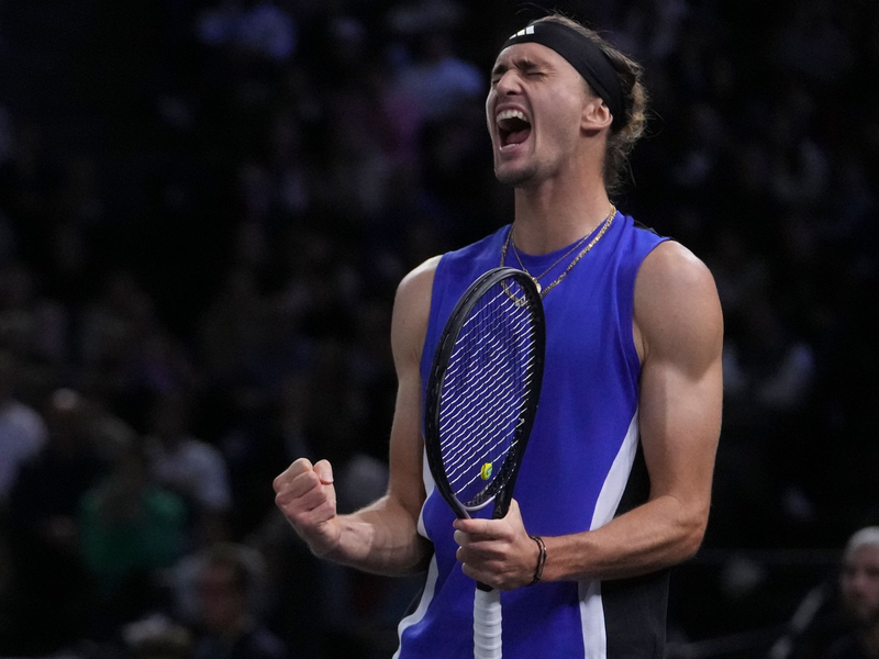 Alexander Zverev jubelt über den Finaleinzug in Paris. - Foto: Thibault Camus/AP/dpa