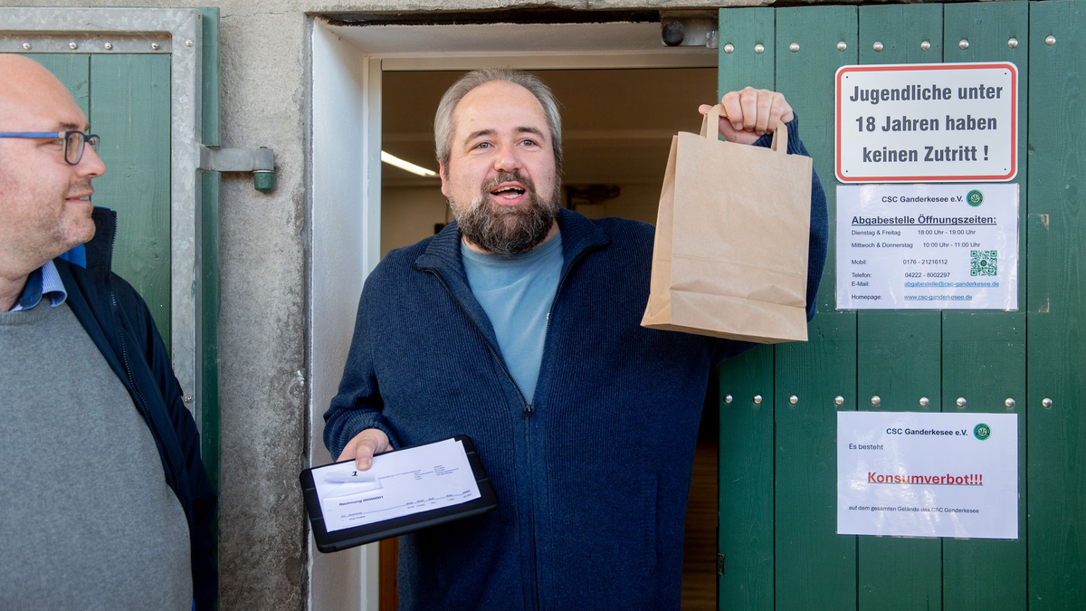 Michael Jaskulewicz ist das erste Mitglied des Cannabis Social Clubs Ganderkesee, der legal Cannabis erwirbt. - Foto: Hauke-Christian Dittrich/dpa