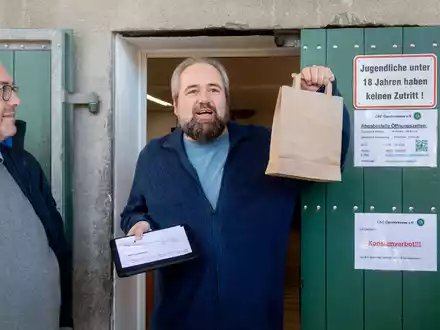 Michael Jaskulewicz ist das erste Mitglied des Cannabis Social Clubs Ganderkesee, der legal Cannabis erwirbt. - Foto: Hauke-Christian Dittrich/dpa