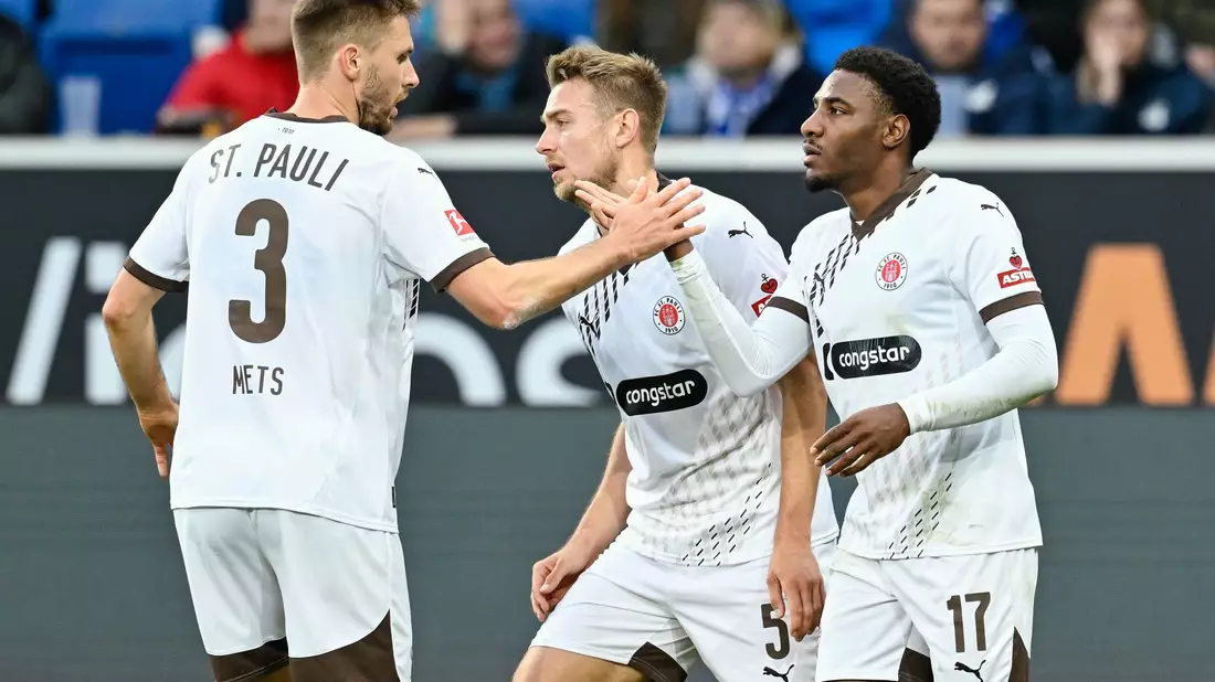 Spieler des FC St. Pauli freuen sich über den Führungstreffer in Hoffenheim. - Bild: Uwe Anspach/dpa