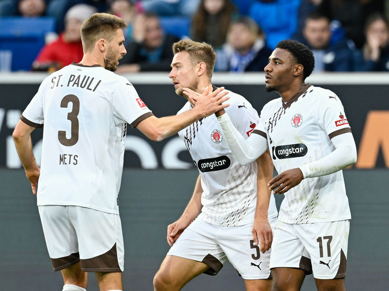 Traf für den Aufsteiger aus Hamburg: Oladapo Afolayan (r). - Foto: Uwe Anspach/dpa