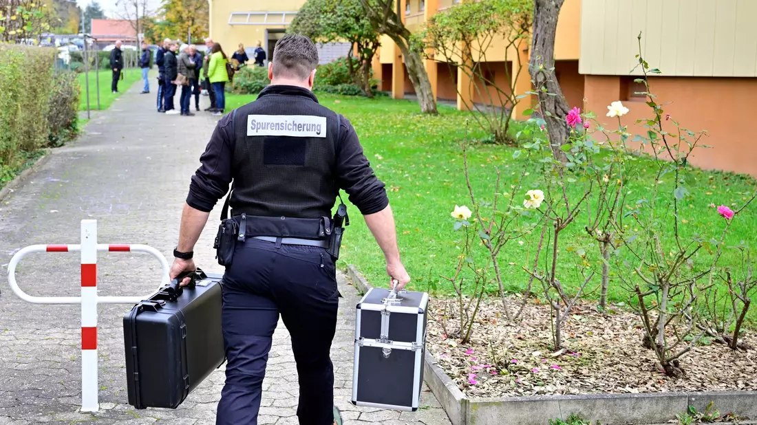 Vor Ort wurden Spuren gesichert.  - Bild: Matthias Merz/TNN/dpa