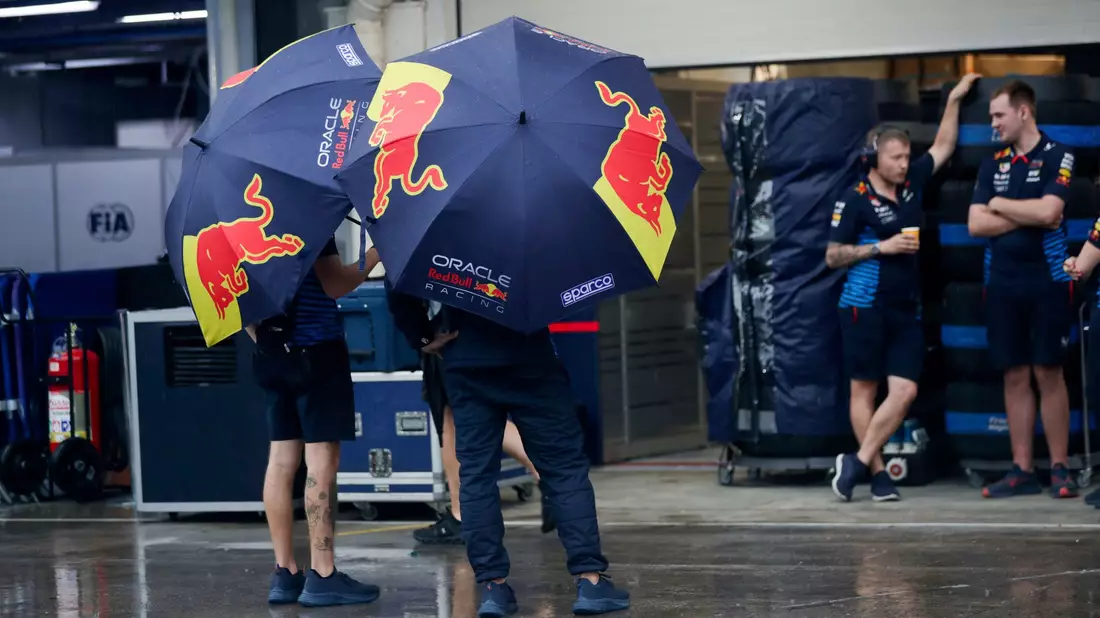 Nach dem Regen vom Samstag wird das Rennen am Sonntag vorgezogen.  - Bild: Sebastiao Moreira/Pool EPA/AP