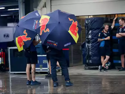 Nach dem Regen vom Samstag wird das Rennen am Sonntag vorgezogen.  - Foto: Sebastiao Moreira/Pool EPA/AP
