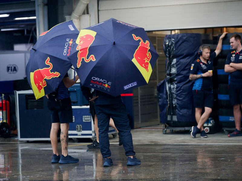 Nach dem Regen vom Samstag wird das Rennen am Sonntag vorgezogen.  - Foto: Sebastiao Moreira/Pool EPA/AP
