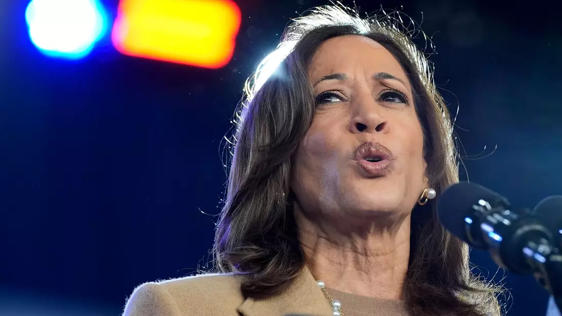 Kurz vor dem Wahltag in eine Comedy-Show: Demokratin Harris zieht alle Register. (Archivbild) - Bild: Jacquelyn Martin/AP