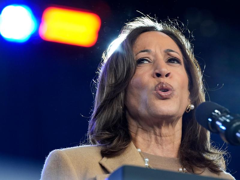 Kurz vor dem Wahltag in eine Comedy-Show: Demokratin Harris zieht alle Register. (Archivbild) - Foto: Jacquelyn Martin/AP