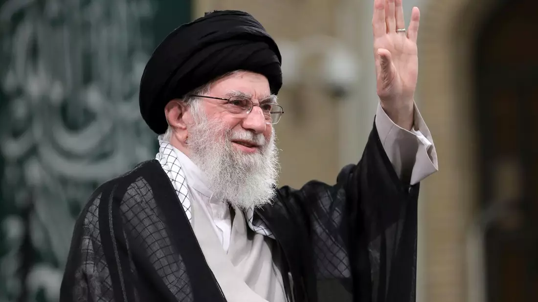 Die USA haben Irans Religionsführer Ajatollah Ali Chamenei vor einem erneuten Angriff auf Israel gewarnt. - Bild: Uncredited/Büro des iranischen Obersten Führers via AP/dpa
