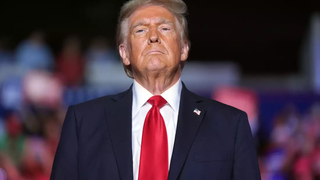 Eigentlich lag Trump in Umfragen in Iowa bisher vor Harris.  - Bild: Evan Vucci/AP/dpa