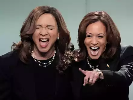Im Wahlkampfendspurt scheut Harris keinen Spott - und wagt sich zu «Saturday Night Live». - Foto: Jacquelyn Martin/AP/dpa